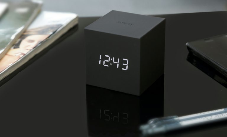 Gravity Cube Click Clock